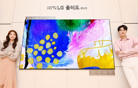 LG전자, 세계 최대 크기 OLED TV 출시···"프리미엄 리더십 강화"