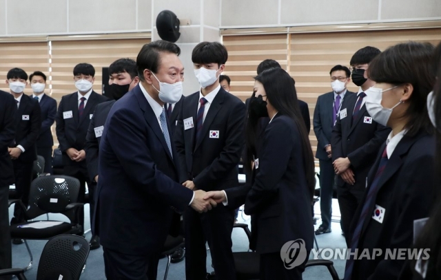 국제기능올림픽 국가대표와 만난 윤 대통령. 사진=연합뉴스 제공.