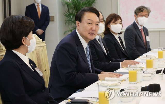 윤 대통령, 반도체산업경쟁력강화특위 오찬 참석. 사진=연합뉴스 제공.