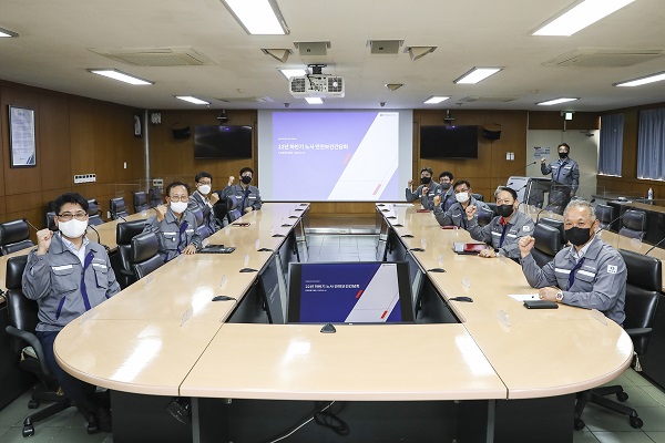 14일 동국제강 인천공장에서 노사 안전보건간담회가 진행되는 모습. 사진=동국제강 제공