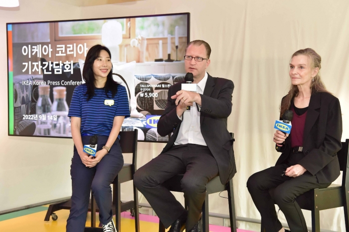 14일 진행된 이케아 코리아 기자간담회에서 프레드릭 요한손 이케아 대표(가운데)와 마티나 자이델 이케아 코리아 컨트리 커머셜 매니저(우), 박유리 이케아 기흥점 커뮤니케이션 & 인테리어 디자인 매니저(좌)가 기자들의 질문에 답변하고 있다. 사진=이케아코리아 제공