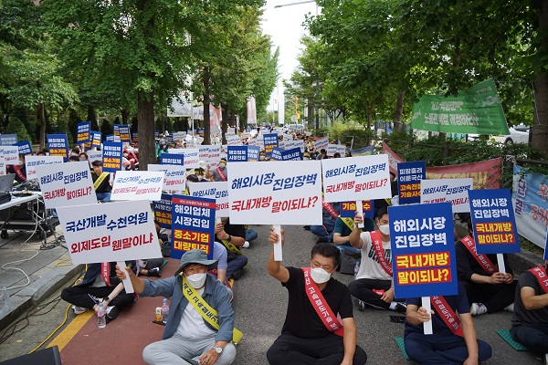 철도차량 부품산업 보호 비상대책위원회(비대위)는 14일 서울 여의도 국회의사당 앞에서 '국내 철도차량 부품산업 보호를 위한 궐기 대회'를 열고 