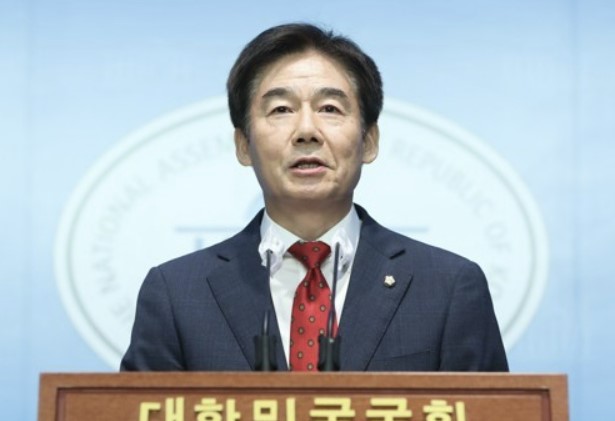이용호 국민의힘 의원이 15일 국회에서 원내대표 출마 기자회견을 하고 있다. 사진/ 국회사진기자단
