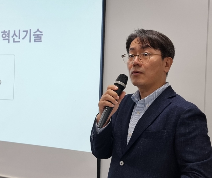 삼성전자 DS 부문 친환경경영 혁신기술을 소개하고 있는 삼성전자 DS 환경안전센터장 송두근 부사장. 사진=삼성전자 제공