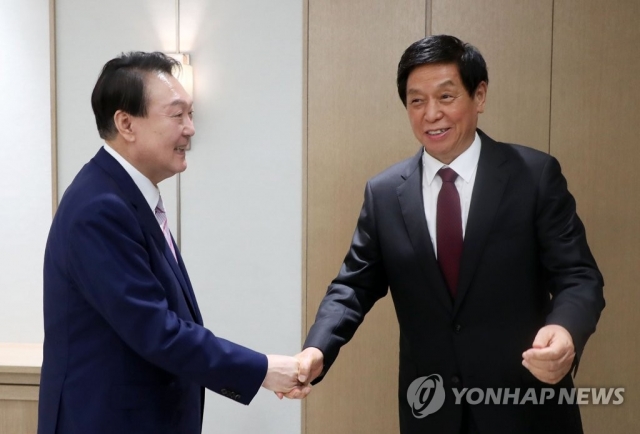 윤석열 대통령과 리잔수 중국 전인대 상무위원장. 사진=연합뉴스 제공.