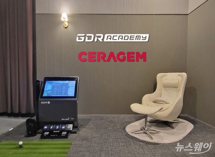 세라젬 안마의자가 설치된 GDR아카데미 강남 센터필드 매장 프라이빗 룸. 사진=골프존 제공
