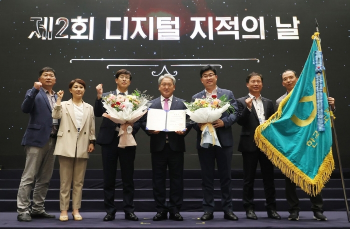 LX 광주전남본부, '디지털 지적의 날' 국무총리 기관 표창 수상(왼쪽 네번째 LX 광주전남본부 김영욱 본부장