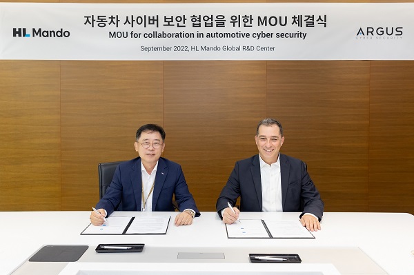 HL만도 조성현 CEO(왼쪽)와 아르거스 로넨 스몰리 CEO(오른쪽)가 협약을 체결하고 있다. 사진=HL만도 제공