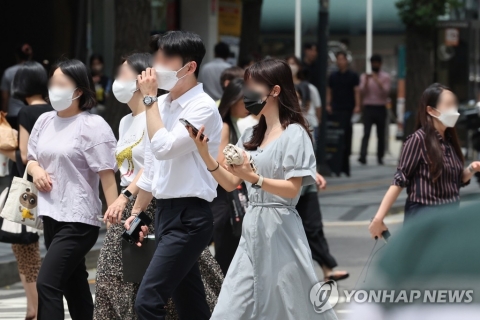 26일부터 실외 마스크 착용의무 전면 해제···"실내 당분간 유지"