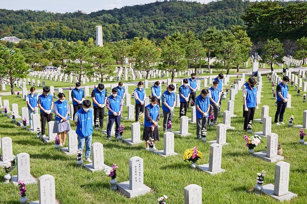 효성 임직원이 국립서울현충원에서 묵념을 하고 있다. 사진=효성그룹 제공