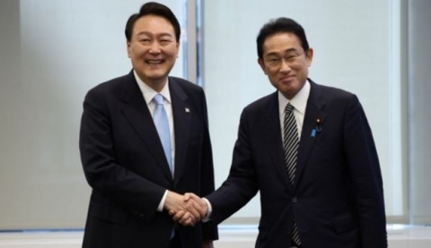 윤 대통령·기시다 30분 약식 회담···"관계 개선 필요성 공감, 정상 간 소통 계속"