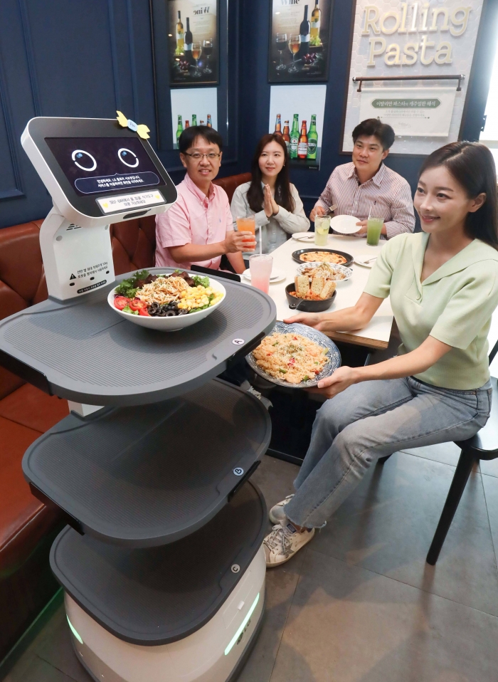LG 클로이 서브봇이 손님에게 음식을 서빙하는 모습 사진=LG전자