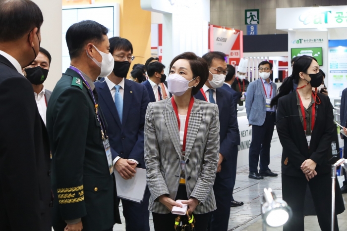 21일 일산 킨텍스에서 열린 DX KOREA 2022에서 구지은 아워홈 부회장이 군 관계자에게 아워홈 OHFOD 컨설팅 서비스를 소개하고 있다. 사진=아워홈 제공