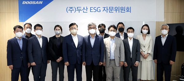 22일, 서울 동대문 두산타워에서 '제1차 ㈜두산 ESG 자문위원회'가 개최됐다. ㈜두산 문홍성 사장(왼쪽 다섯째)을 비롯해 안완기 ESG자문위원장(왼쪽 여섯째), 자문위원 및 임직원들이 위촉식을 마치고 기념촬영을 하고 있다. 사진=두산 제공