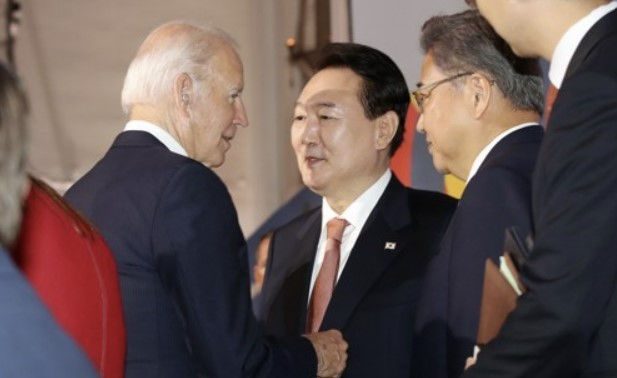 윤석열 대통령과 조 바이든 미국 대통령이 지난 21일(현지 시간) 미국 뉴욕 한 빌딩에서 열린 글로벌 펀드 제 7차 재정 공약 회의를 마친 뒤 대화를 나누고 있다. 사진/ 연합뉴스 제공