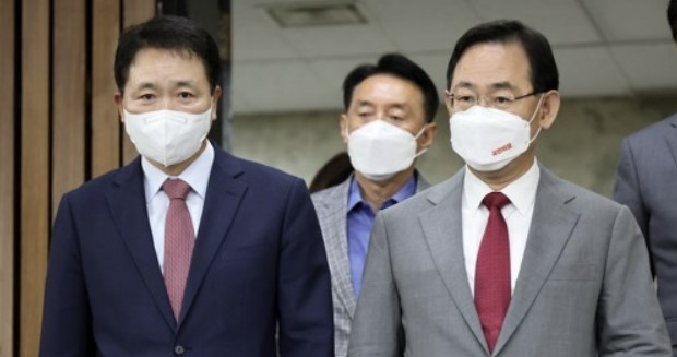 주호영 국민의힘 원내대표와 성일종 정책위의장이 23일 국회에서 열린 원내대책회의에 참석하고 있다. 사진/ 국회사진기자단