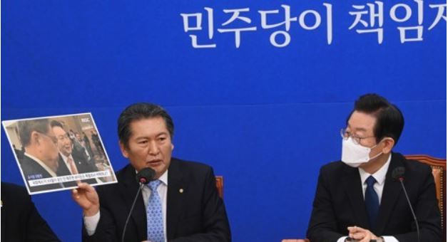더불어민주당 이재명 대표가 23일 국회에서 열린 최고위원회의에서 정청래 최고위원의 윤석열 대통령 외교 관련 발언을 듣고 있다. 사진=국회사진기자단