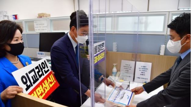 더불어민주당 위성곤 원내정책수석부대표(가운데)와 이수진(왼쪽) 원내대변인이 27일 국회에서 열린 의원총회를 마친 뒤 박진 외교부 장관 해임안을 의안과에 제출하고 있다. 사진=국회사진기자단