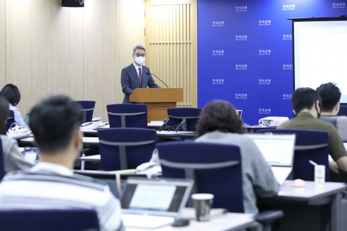 김인구 한국은행 금융시장국장이 27일 오전 서울 중구 한국은행에서 열린 출입기자단 워크숍에서 '변동금리대출 비중이 높은 구조적 원인과 안심전환대출의 효과'에 관해 설명하고 있다. 사진=한국은행 제공