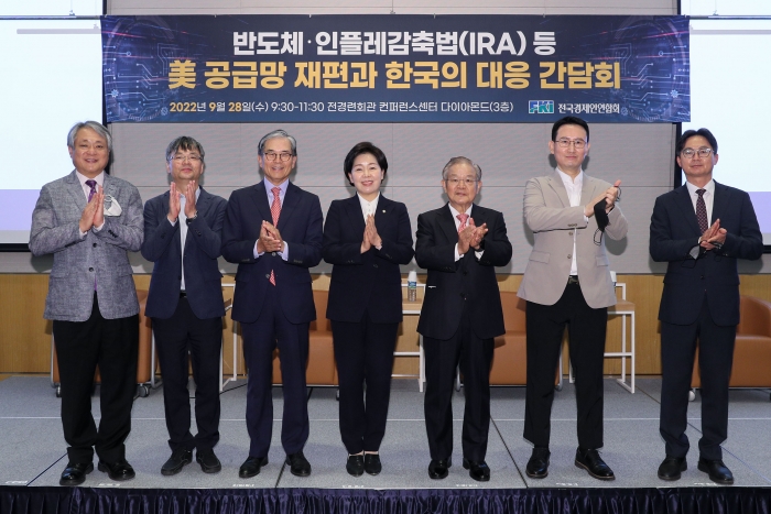 권태신 전경련 부회장, 양향자 국회 반도체특위 위원장을 비롯한 내빈들이 28일 전경련회관 컨퍼런스센터에서 열린 '미국 공급망 재편전략과 한국의 대응 전문가 간담회'에 참석해 기념촬영을 하고 있다. 사진 왼쪽부터 배상근 전경련 전무, 조철 산업연구원 선임연구위원, 최석영 법무법인(유) 광장 고문, 양향자 국회 반도체특위 위원장, 권태신 전경련 부회장, 김동환 국제전략자원연구원장, 김봉만 전경련 국제본부장. 사진=전경련 제공