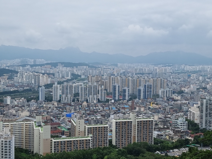 아차산에서 바라본 서울 아파트 밀집지역 전경. 사진=장귀용 기자