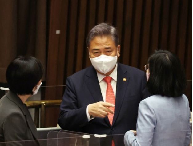 박진 외교부 장관이 29일 오전 국회에서 열린 본회의에 출석해 국무위원들과 인사하고 있다. 사진=국회사진기자단