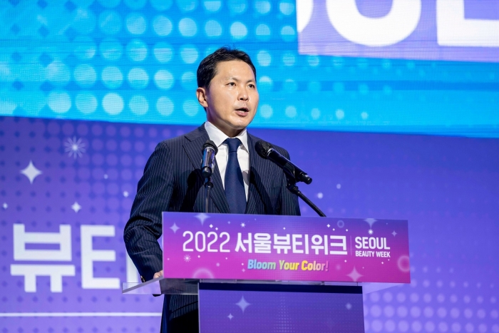 한국콜마 윤상현 부회장이 지난달 30일 오후 서울 동대문디자인플라자(DDP)에서 열린 '2022 서울뷰티위크' 개막식에서 축사를 하고 있다. 사진=한국콜마 제공