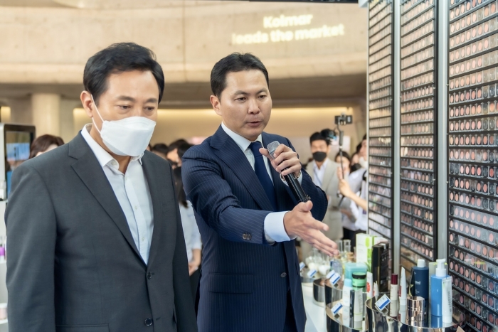 한국콜마 윤상현 부회장(오른쪽)이 지난 30일 오후 서울 동대문디자인플라자(DDP)에서 열린 '2022 서울뷰티위크' 한국콜마 부스에서 오세훈 서울시장(왼쪽)에게 한국콜마의 기술력에 대해 설명하고 있다. 사진=한국콜마 제공