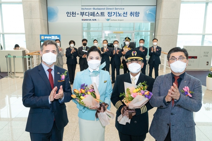 박요한 대한항공 한국지역본부장(앞줄 오른쪽에서 첫번째)과 이슈트반 새르더헤이 주한 헝가리 대사 (앞줄 왼쪽에서 첫번째)가 승무원과 기념 촬영을 하고 있다. 사진=대한항공 제공