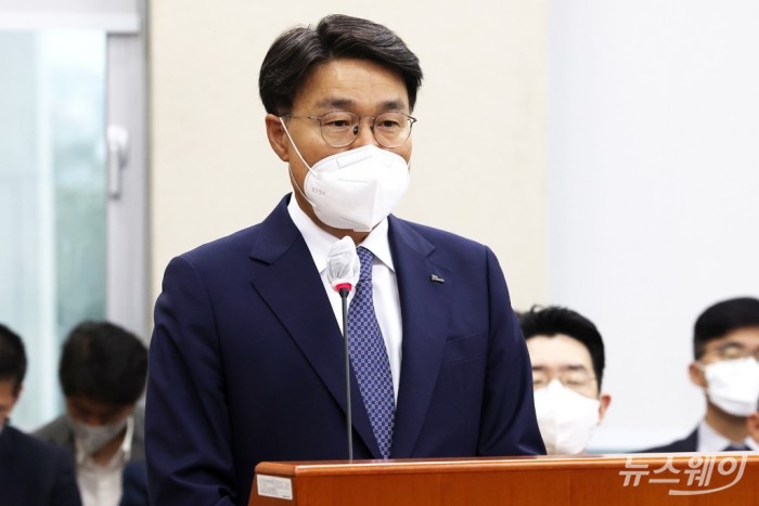 국회 행정안전위원회-행정안전부·인사혁신처·공무원연금공단 국정감사. 사진=이수길 기자 leo2004@newsway.co.kr 4일 오전 서울 여의도 국회 회의실에서 행정안전위원회 국정감사가 진행되고 있다. 최정우 포스코 그룹 회장이 질의에 답변하고 있다.
