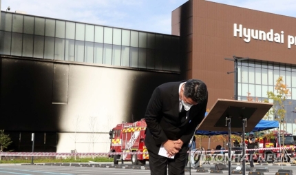 지난달 26일 정지선 현대백화점그룹 회장이 현대프리미엄아울렛 대전점 앞에서 대형 화재가 발생해 다수의 사상자가 발생한 데 대해 사과의 뜻을 전하며 고개를 숙이고 있다./사진=연합뉴스 제공