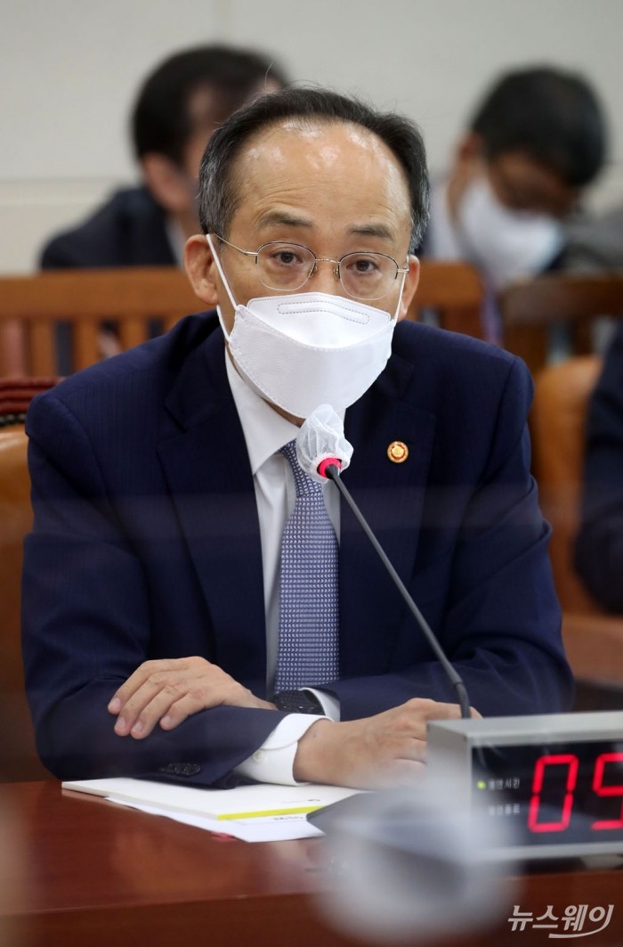 국회 기획재정위원회-기획재정부(조세정책) 국정감사. 사진=이수길 기자 leo2004@newsway.co.kr 추경호 부총리 겸 기획재정부 장관이 5일 서울 여의도 국회 기획재정위원회에서 열린 기획재정부에 대한 국정감사에서 의원 질의에 답변하고 있다.