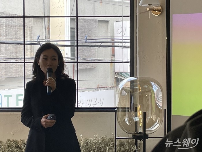 성은주 매일유업 식물성사업본부 상무가 서울 성동구 성수동에 어메이징 오트 브랜드 팝업스토어 '어메이징 오트 카페' 오픈 기자간담회에서 어메이징 오트 브랜드를 소개하고 향후 전략에 대해 소개했다. 사진=김민지 기자 kmj@newsway.co.kr