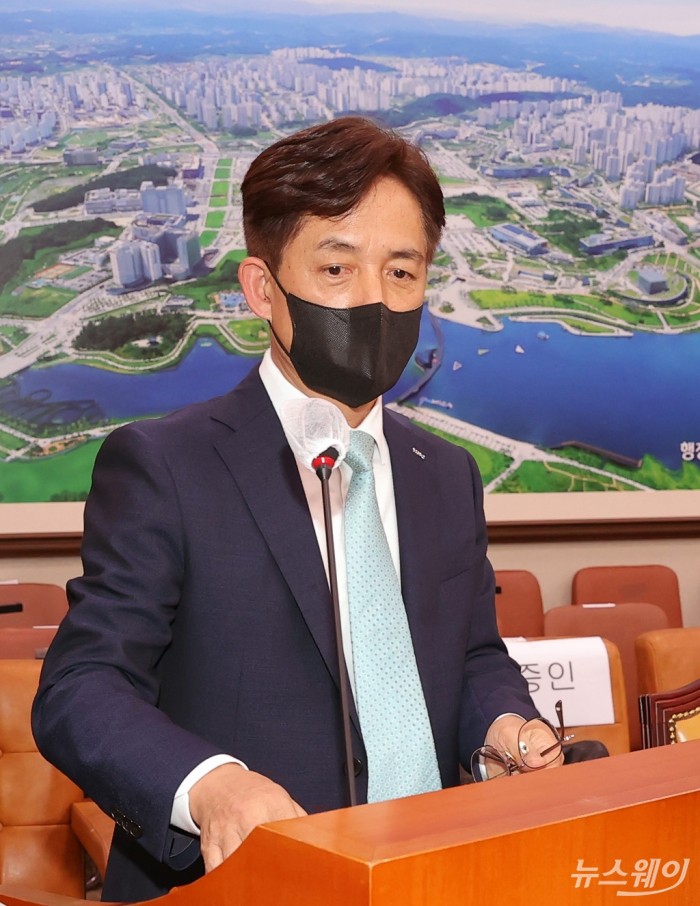 정익희 HDC현대산업개발 대표, 국회 국토교통위원회-국토교통부 국정감사 증인출석. 사진=이수길 기자 leo2004@newsway.co.kr 정익희 HDC현대산업개발 대표가 6일 서울 여의도 국회에서 열린 국토교통위원회의 국토교통부 등에 대한 국정감사에 증인으로 출석해 질의에 답하고 있다.