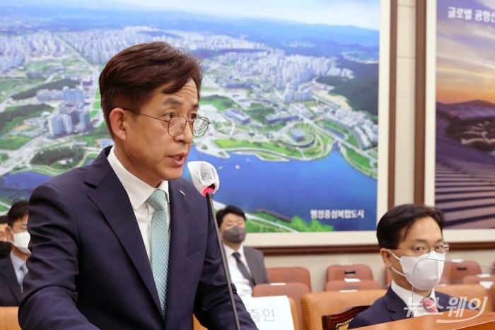 정익희 HDC현대산업개발 대표, 국회 국토교통위원회-국토교통부 국정감사 증인출석. 사진=이수길 기자 leo2004@newsway.co.kr 정익희 HDC현대산업개발 대표가 6일 서울 여의도 국회에서 열린 국토교통위원회의 국토교통부 등에 대한 국정감사에 증인으로 출석해 질의에 답하고 있다.