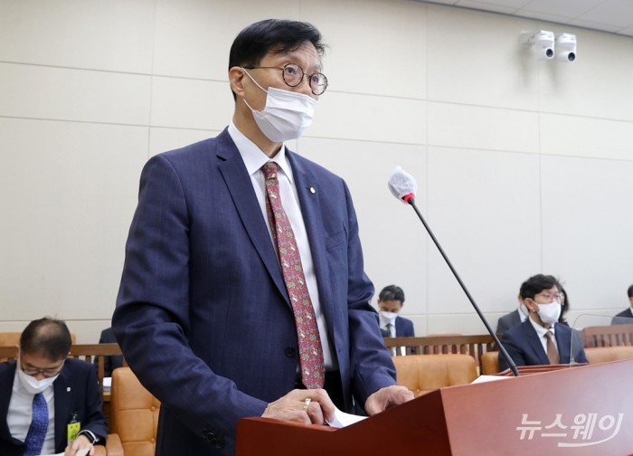 이창용 한국은행 총재가 7일 서울 여의도 국회에서 열린 기획재정위원회의 한국은행에 대한 국정감사에서 의원 질의에 답변하고 있다. 사진=이수길 기자 leo2004@newsway.co.kr