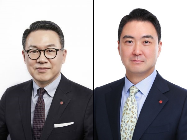 (왼쪽부터)이동우 롯데지주 부회장, 강성현 롯데쇼핑 대표/사진=롯데그룹 제공
