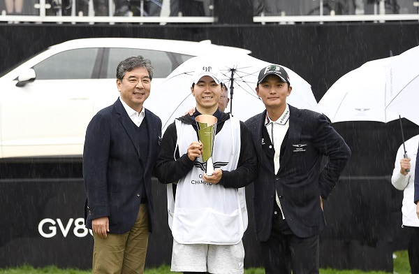 (왼쪽부터)장재훈 제네시스 사장, 김재민 캐디, '2022 제네시스 챔피언십' 우승자 김영수 선수. 사진=제네시스 제공