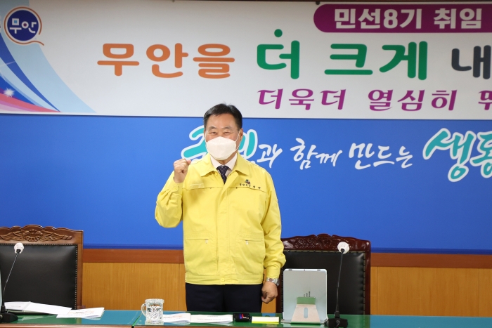 김산 무안군수가 11일 민선8기 100일을 맞아 더 큰 도약을 이뤄내기 위한 다짐과 함께 앞으로의 군정 방향을 제시하고 있다.