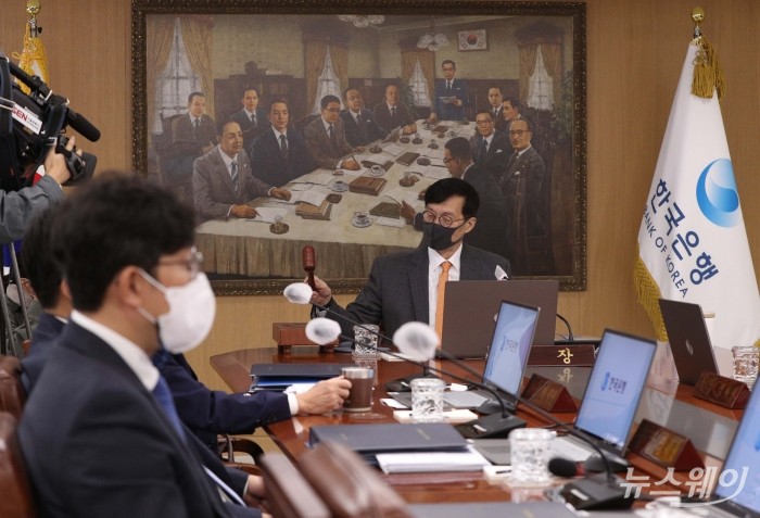 이창용 한국은행 총재가 지난달 12일 오전 서울 중구 한국은행에서 열린 금융통화위원회 정기회의에서 의사봉을 두드리고 있다. 사진=사진공동취재단