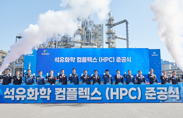 현대오일뱅크의 석유화학 계열사인 현대케미칼은 12일 충남 서산시 대산공장에서 권오갑 HD현대 회장(왼쪽에서 10번째), 강달호 현대오일뱅크 부회장(왼쪽에서 12번째), 정기선 HD현대 사장(왼쪽에서 7번째), 김교현 롯데그룹 부회장(왼쪽에서 5번째) 등이 참석한 가운데 HPC공장 준공식을 가졌다. 이날 행사에는 김태흠 충남도지사(왼쪽에서 9번째), 박일준 산업통상자원부 차관(왼쪽에서 8번째), 성일종 서산/태안 국회의원(왼쪽에서 11번째), 이완섭 서산시장(왼쪽에서 6번째) 등이 참석해 준공식을 축하했다. 사진=현대오일뱅크 제공