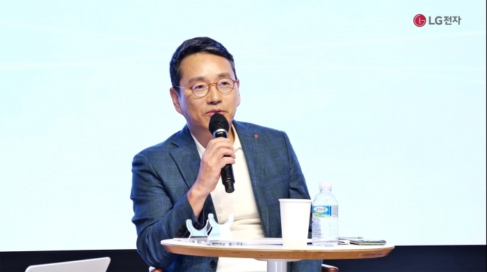 조주완 LG전자 사장이 '고객에게 사랑받는 브랜드가 되기 위하여'라는 주제로 진행한 'CEO F.U.N Talk'에서 구성원들의 질문에 답하고 있다. 사진=LG전자 제공