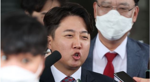 국민의힘 이준석 전 대표가 지난달 28일 서울 양천구 서울남부지방법원에서 열린 국민의힘 당헌 효력 정지 가처분 심문을 마친 뒤 법원을 나서며 취재진 질문에 답하고 있다. 사진=연합뉴스 제공