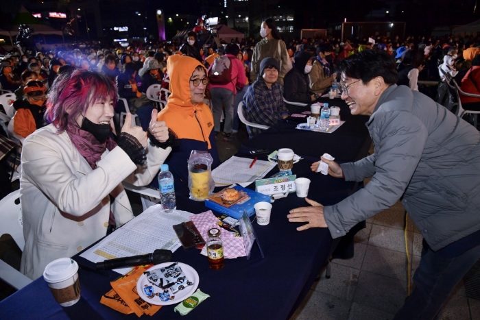 강기정 광주광역시장이 지난 17일 오후 동구 5.18민주광장에서 열린 '제1회 버스커즈 월드컵 IN 광주' 최종 결승전에 참석해 심사위원으로 참여한 가수 김장훈과 대화를 나누고 있다./광주광역시 제공