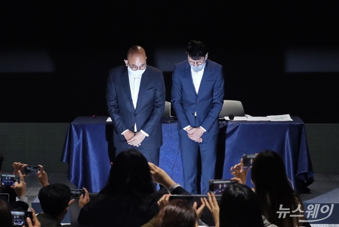 남궁훈 홍은택 카카오 각자대표 데이터 센터 화재 대규모 먹통 사태 대국민사과 기자회견. 사진=이수길 기자 leo2004@newsway.co.kr