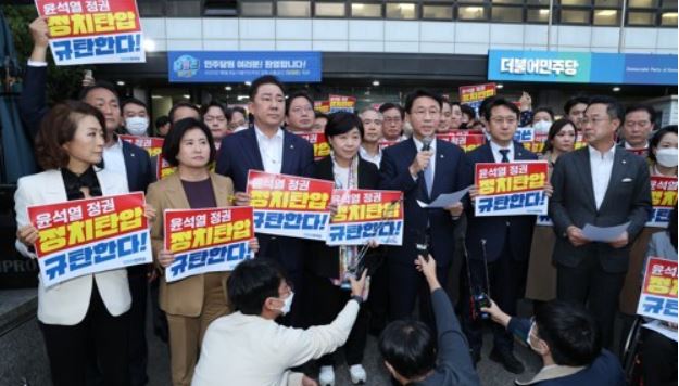 더불어민주당 조정식 사무총장이 19일 서울 여의도 당사 앞에서 검찰의 압수수색과 관련해 입장을 밝히고 있다. 사진=연합뉴스 제공