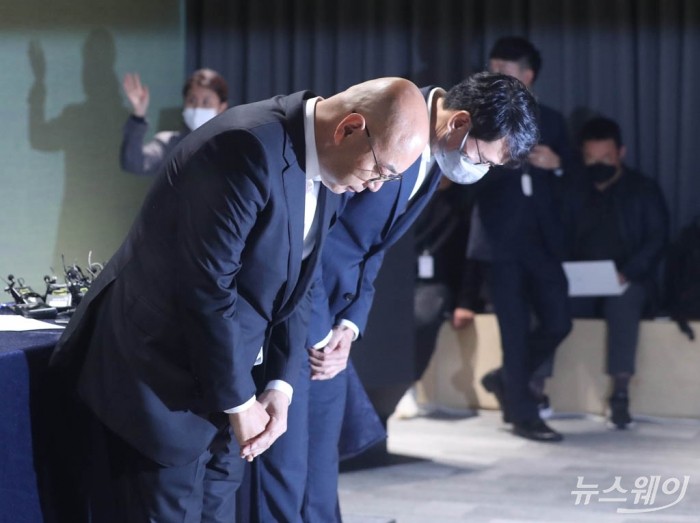 19일 오전 경기도 성남시 카카오 판교아지트에서 남궁훈(왼쪽), 홍은택 대표가 최근 발생한 판교 데이터센터 화재로 인한 장애 관련 기자회견에 참석해 사과 인사를 하고 있다. 2022. 10. 19 남궁훈 홍은택 카카오 각자대표 데이터 센터 화재 대규모 먹통 사태 대국민사과 기자회견. 사진=이수길 기자 leo2004@newsway.co.kr