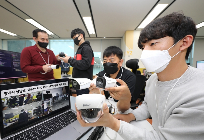 LG유플러스 직원들이 지능형CCTV 카메라를 연결해 안전하게 영상이 전송되는지 테스트하는 모습. 사진=LG유플러스 제공