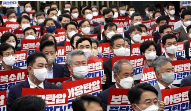 더불어민주당 의원들이 20일 오전 국회에서 열린 긴급 의원총회에 앞서 전날 검찰의 여의도 중앙당사 민주연구원 압수수색 시도를 규탄하고 있다. 사진=연합뉴스 제공