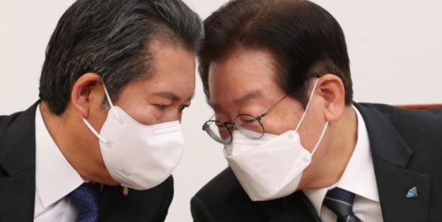 더불어민주당 이재명 대표와 정청래 최고위원들이 20일 오후 서울 여의도 국회 대표실에서 열린 긴급 최고위원회의에서 대화를 나누고 있다. 사진=연합뉴스 제공